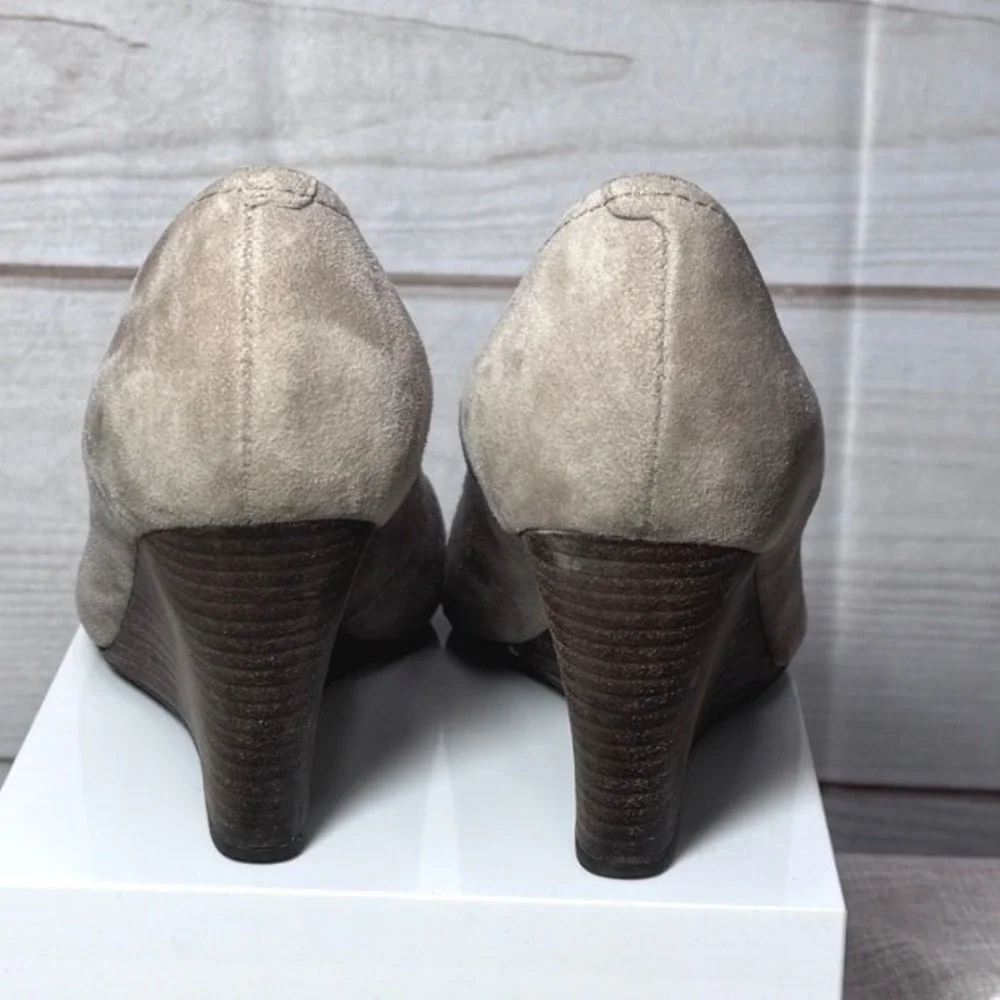 Clarks Artisan Taupe Grey Suede Wedge Pumps Round Toe Shoes Womens 8.5 M